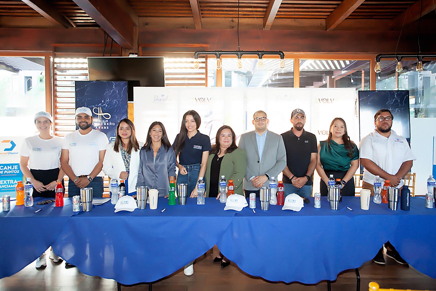 Nicole Schneider, Carlos López, Blanca Yaraxi Carona,Sandra Di Palma, Alejandra Cardona, Eugenia Madrid, David Hurtado, HenryLópez, Iris Cáceres e Iván Raskoff.