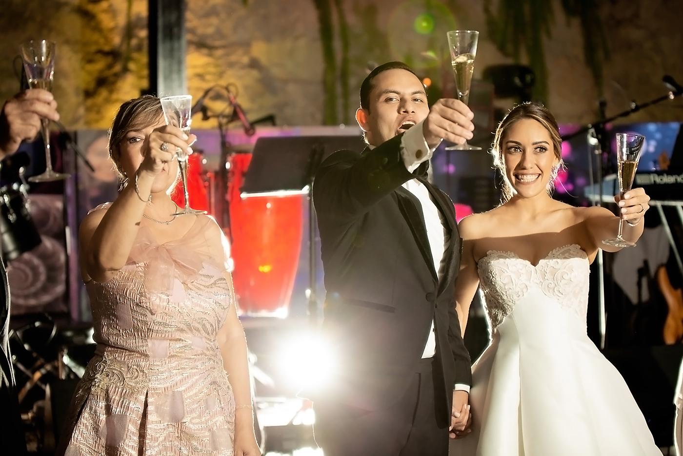 Un brindis por la felicidad unió a los novios, sus padres y todos los invitados
