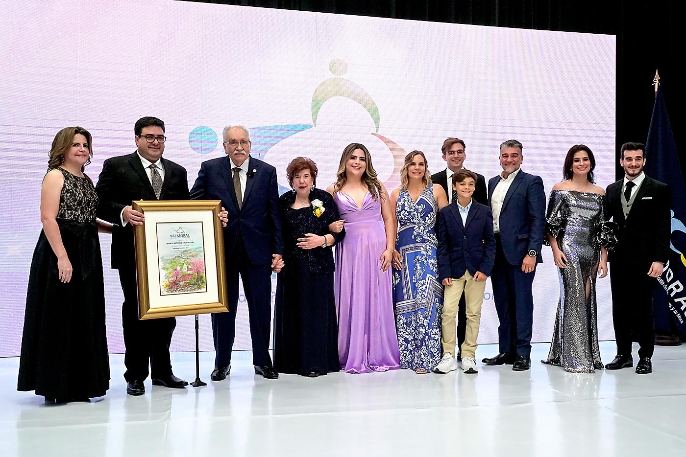 Marco Raudales recibe el premio Personaje Valmoral 2022