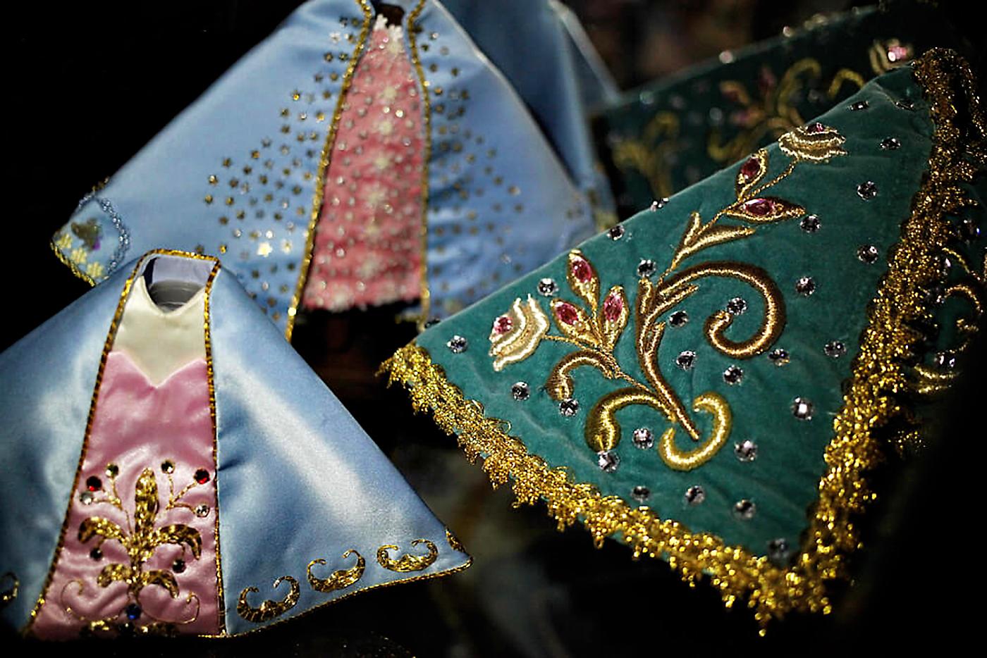 Las personas que diseñan los vestidos que porta la patrona de Honduras son fieles devotas y servidoras de la iglesia. La mayoría de los atuendos de La Morenita han sido bordados a mano con mucho amor y dedicación.