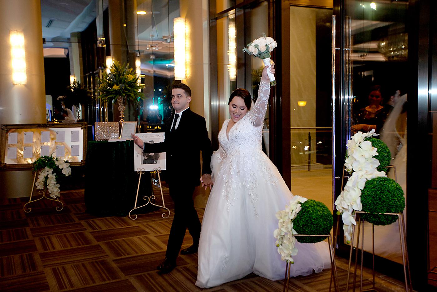 Los novios felices y listos para celebrar su esperada fiesta de bodas