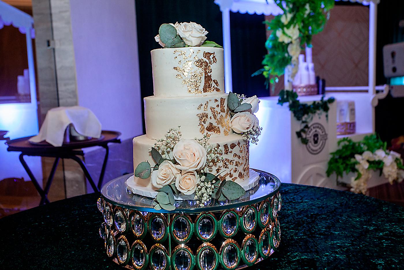 El wedding cake de tres niveles decorado con hoja de oro y rosas Ivory, elaborado por Gessy Cuellar