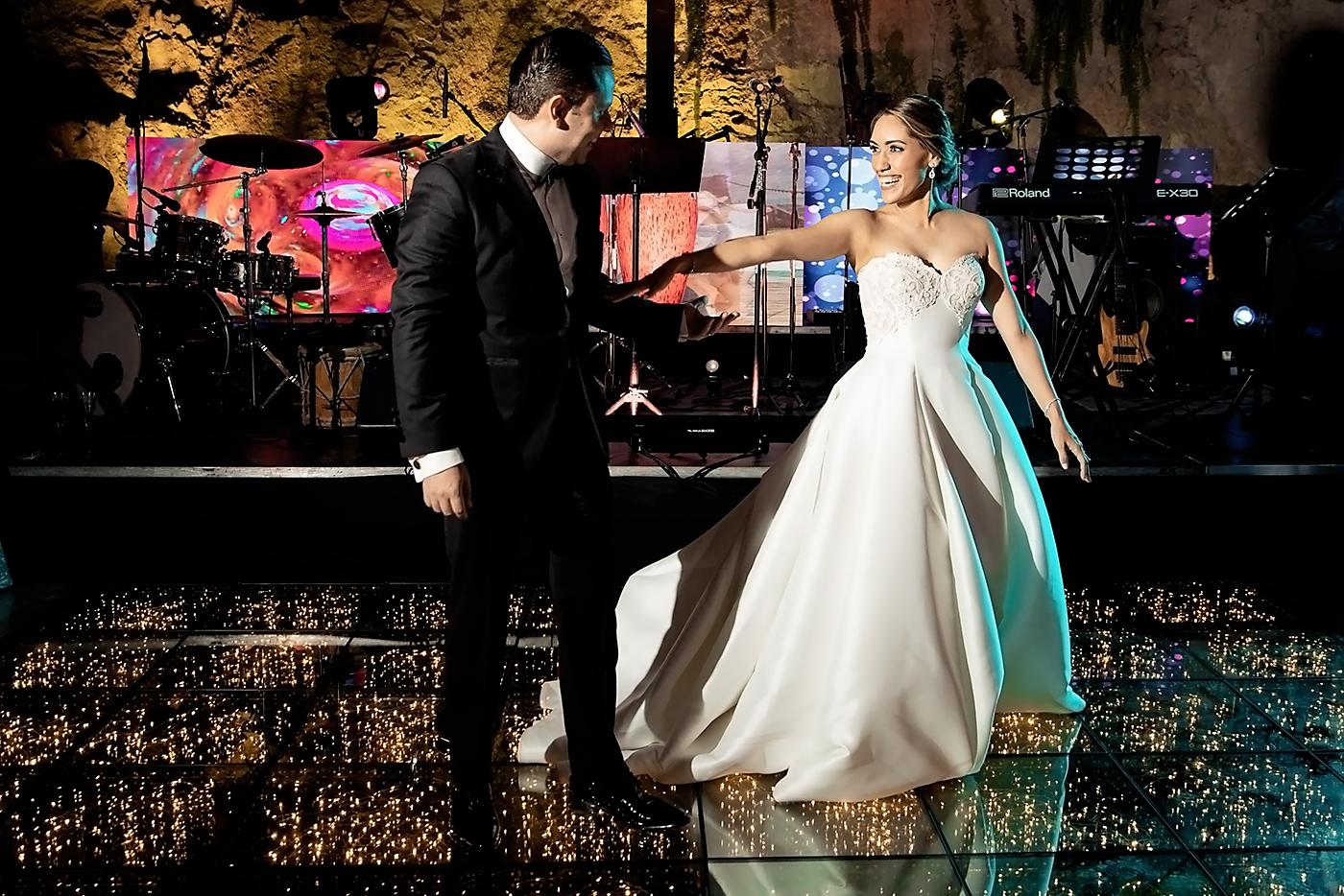 Eduardo y Gracia se disponen a abrir el baile sobre la pista acrílica iluminada con efecto estelar al ritmo de Can’t take my eyes off you