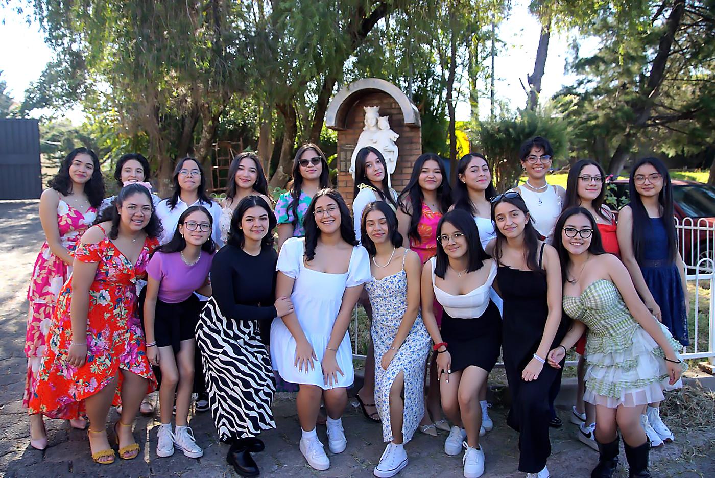 Con corazones rebosantes de emoción y entusiasmo, la promoción 85 del Instituto Salesiano María Auxiliadora celebró su esperado Senior Breakfast. Bajo el cálido abrazo de su amado colegio, las jóvenes honraron el inicio de su último año escolar con una conmovedora eucaristía. Después se trasladaron al restaurante Magnolia, donde, entre risas y deliciosos bocados, revivieron con nostalgia los momentos más queridos de su travesía escolar. 