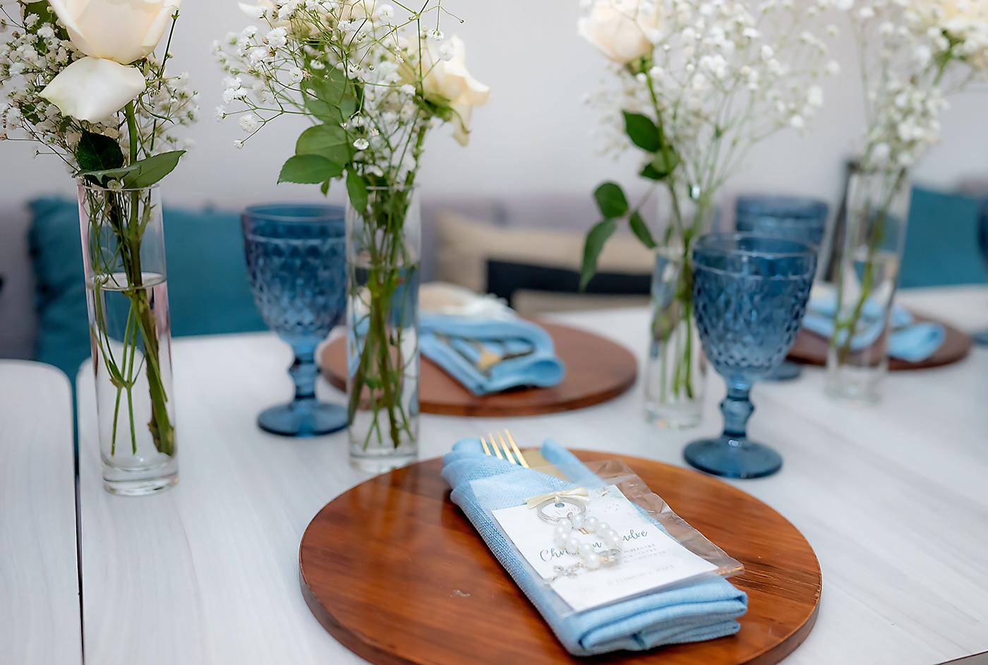 Pequeños arreglos con rosas en tono y baby breath.