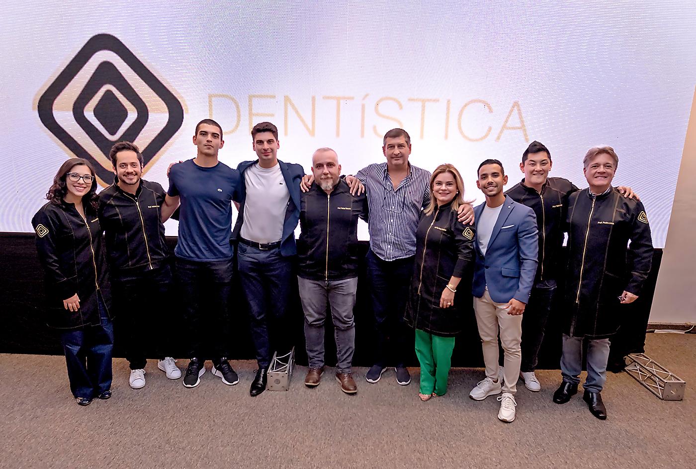 El Dr. David Linares recibe su titulación de postgrado en Dentística