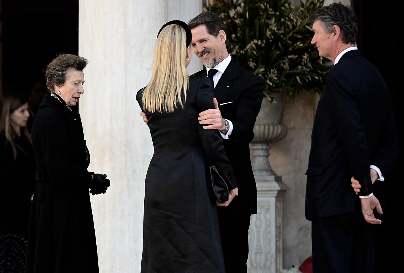 Pablo de Grecia saluda a Zara Tindall, hija de la princesa Ana de Inglaterra