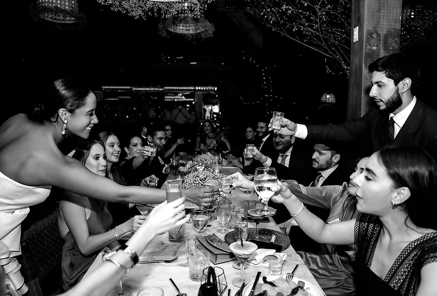 Paulina y César brindan con sus amigos: Isabella Garza, Grace Werner, Sofía Mata, Jaime Rosenthal, Juan Manuel Ruiseco, Paolina Kafati y Nicole.