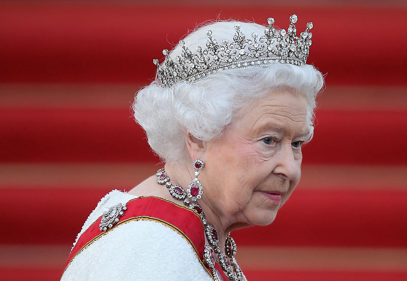 9 de septiembre de 2015: Isabel II se convierte en la monarca británica más longeva de la historia al superar los 23.226 días de su tatarabuelaVictoria.