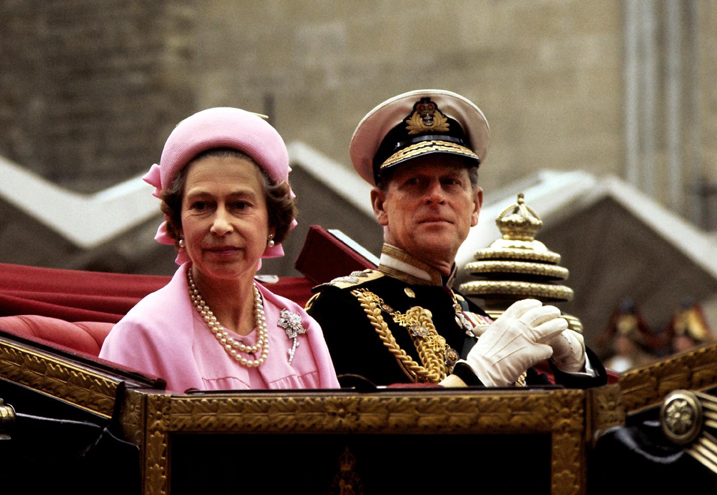 1977: La reina celebra su Jubileo de Plata. Los Sex Pistols enturbian un poco los festejos con su canción “God Save the Queen”, en que califican a la monarquía de “régimen fascista”.