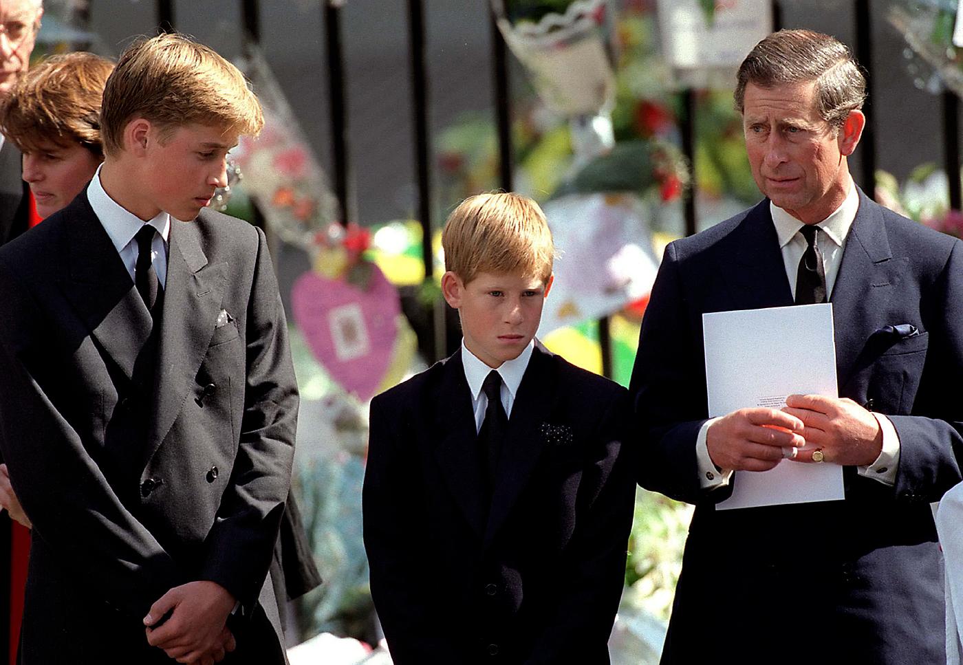 31 de agosto de 1997: muere la princesa Diana en un accidente automovilístico en París. La reina se queda en su castillo de Balmoral para cuidar de sus nietos, William y Harry, mientras las flores y los homenajes se acumulan ante el palacio de Buckingham en Londres. La fría reacción dela soberana, que contrasta con el dolor del pueblo, suscita críticas.