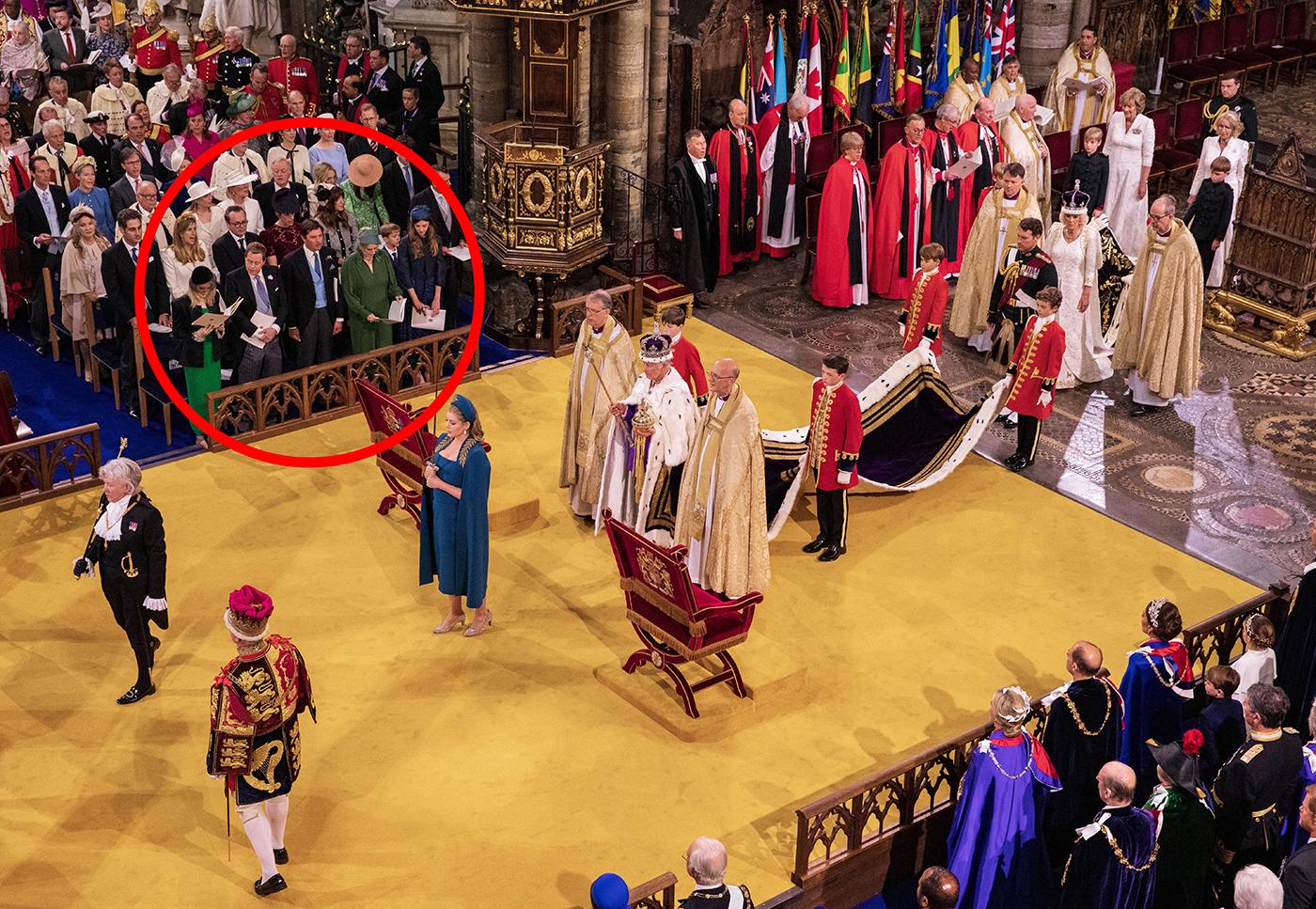 Laura y Tom, hijos de Camila, sentados en primera fila, justo enfrente de William y Kate durante la ceremonia a la que asistieron más de dos mil invitados