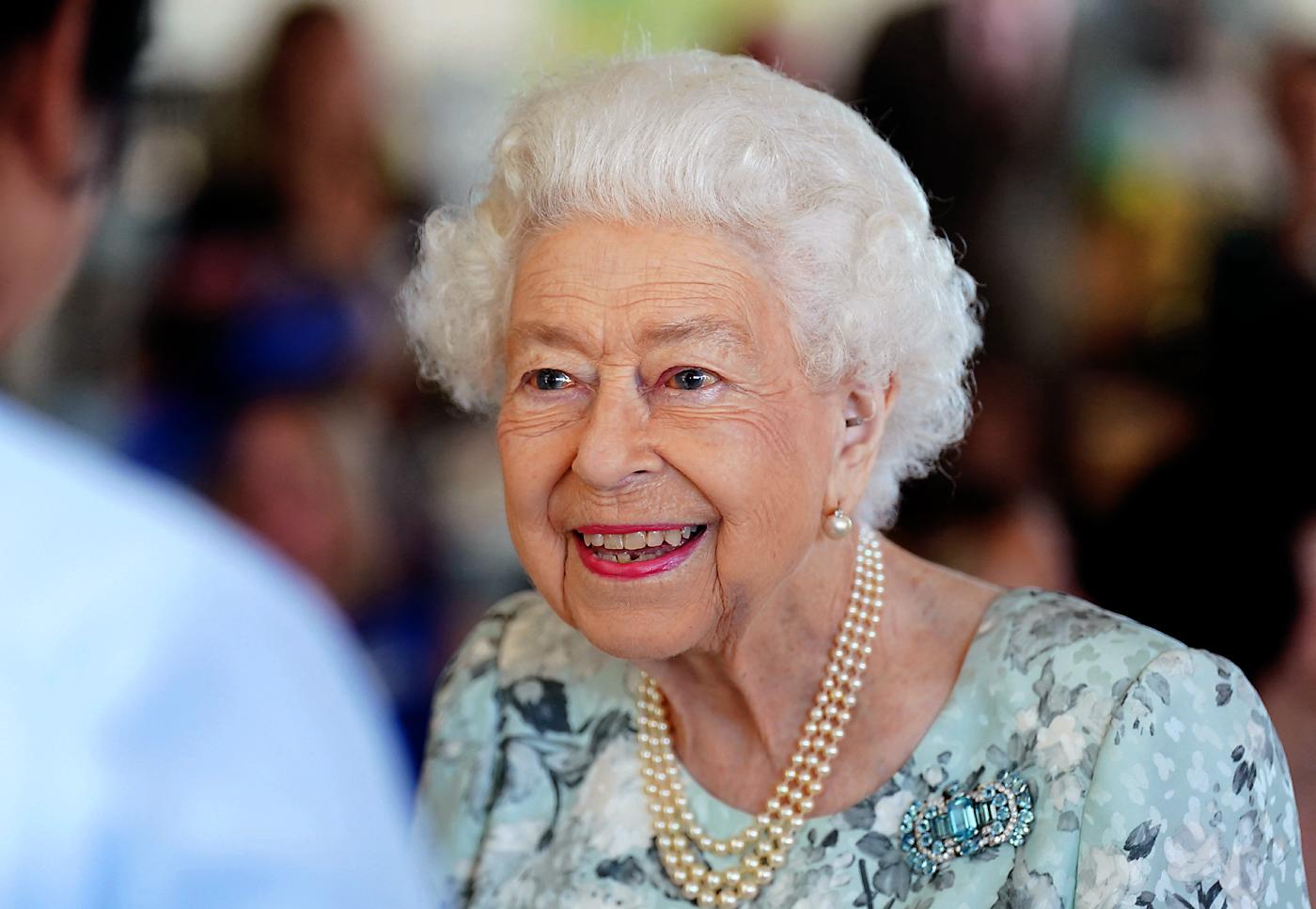  6 de febrero de 2022: se convierte en la primera monarca británica que alcanza los 70 años de reinado, pero tiene que reducir mucho su agenda debido a sus crecientes problemas de salud.(Photo by Kirsty O'Connor / POOL / AFP)