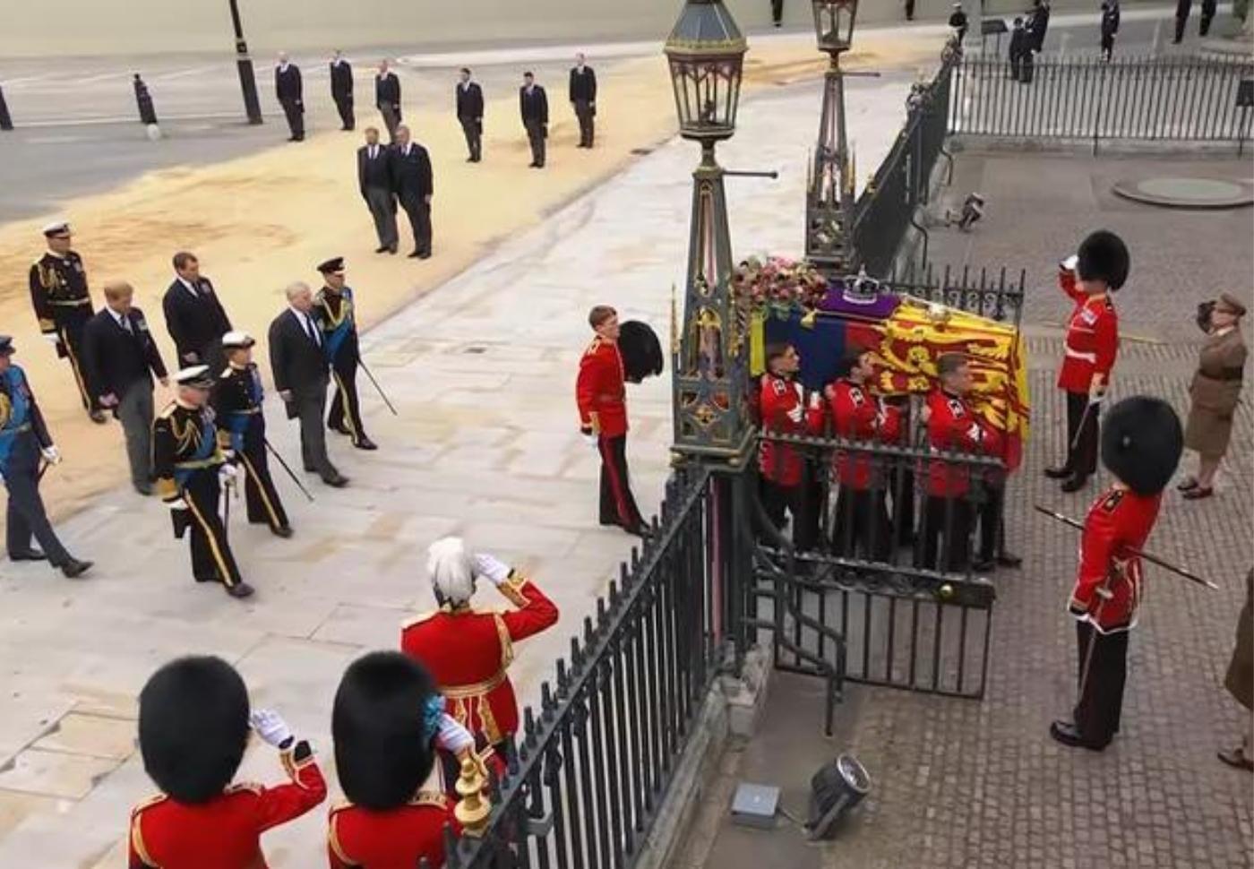 La familia real llega a la Abadía de Westminster para el servicio fúnebre de la reina Isabel II