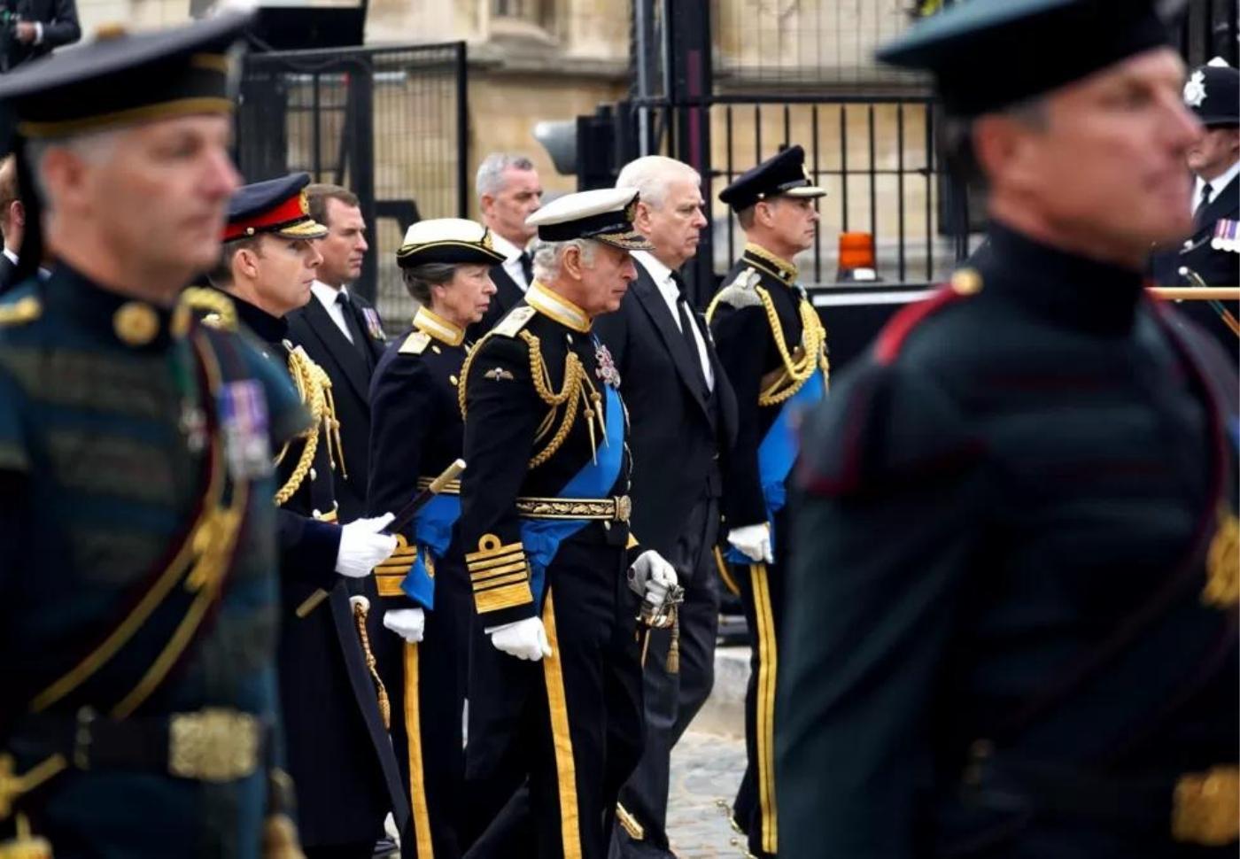La familia real llega a la Abadía de Westminster para el servicio fúnebre de la reina Isabel II
