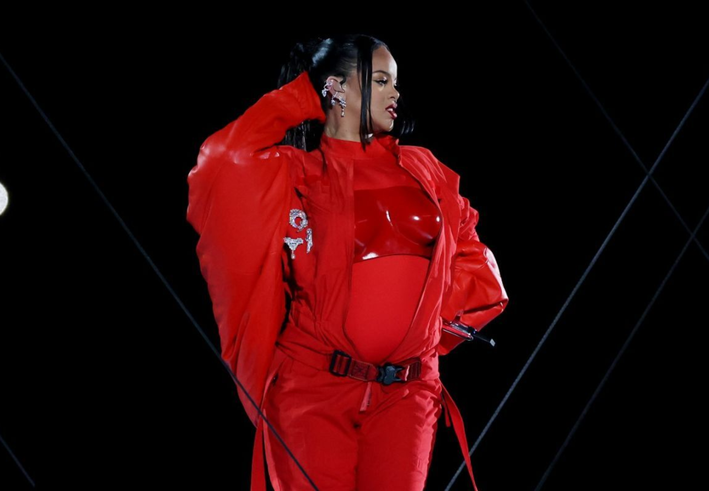 <b>Rihanna</b>Riri escogió el evento del Super Bowl para anunciar su segundo embarazo, subida en una plataforma flotante la artista se abrazaba la barriga para confirmarlo.