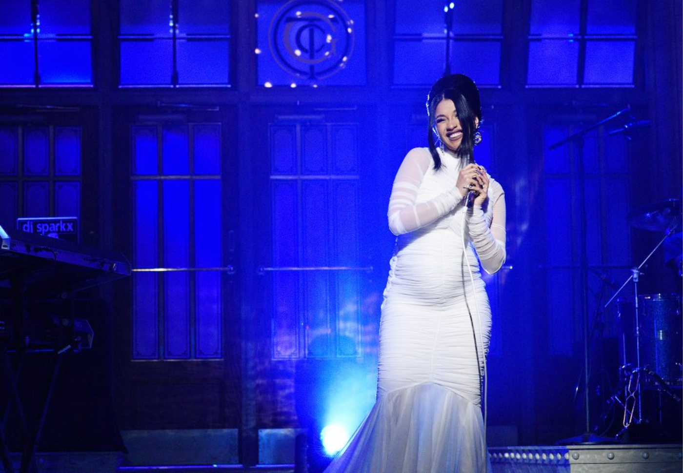 <b>Cardi B</b>La cantante no se ha quedado atrás y ha revelado su embarazo en dos ocasiones, la primera fue en el 2018 en el programa Saturday Night Live cuando la artistas apareció detrás de cámara para promocionar su tema Be Careful, con vestido blanco entallado que dejaba ver su pancita.