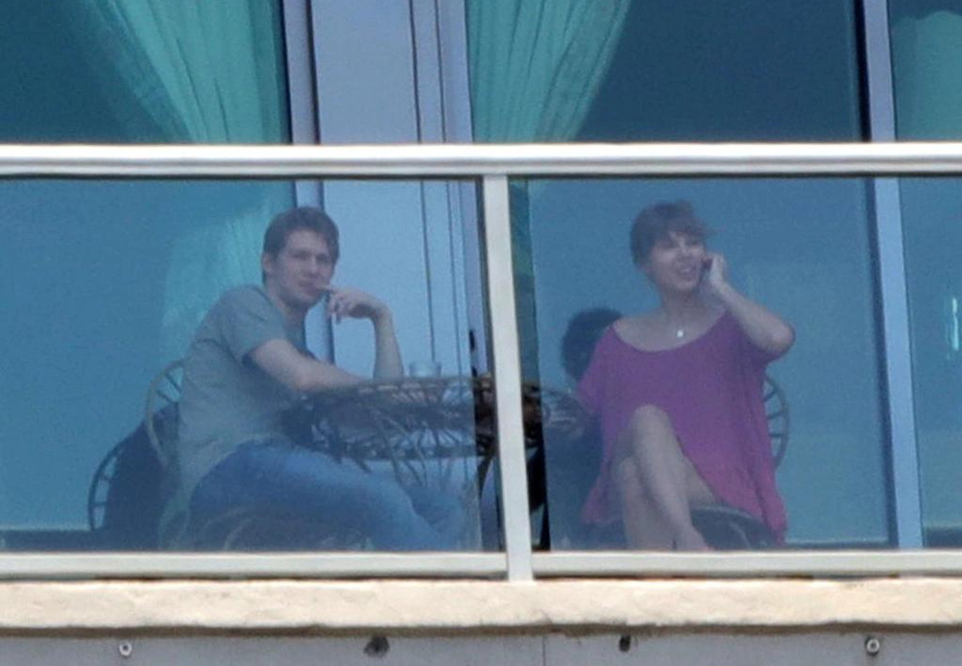 En mayo del 2017 el diario The Sun pública que estaban juntos. Ese verano, por fin, son fotografiados juntos desayunando en Nashville, la ciudad donde Taylor se crió.