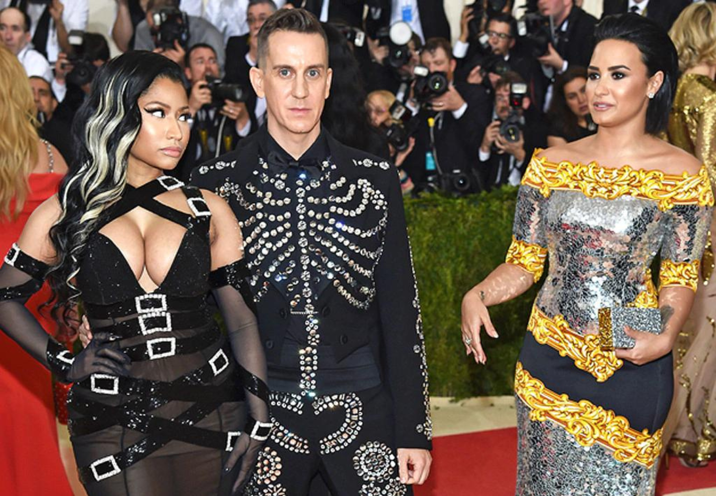 La cantante Demi Lovato abandono antes de tiempo la cena de la Met del 2016, porque supuestamente una artista con la cual compartía diseño de Moschino de Jeremy Scott le hizo la vida imposible durante la alfrombra roja y parte de la cena. Muchos medios aseguran que la villana era Nicki Minaj y por esta foto confirmamos que hay miradas que matan.