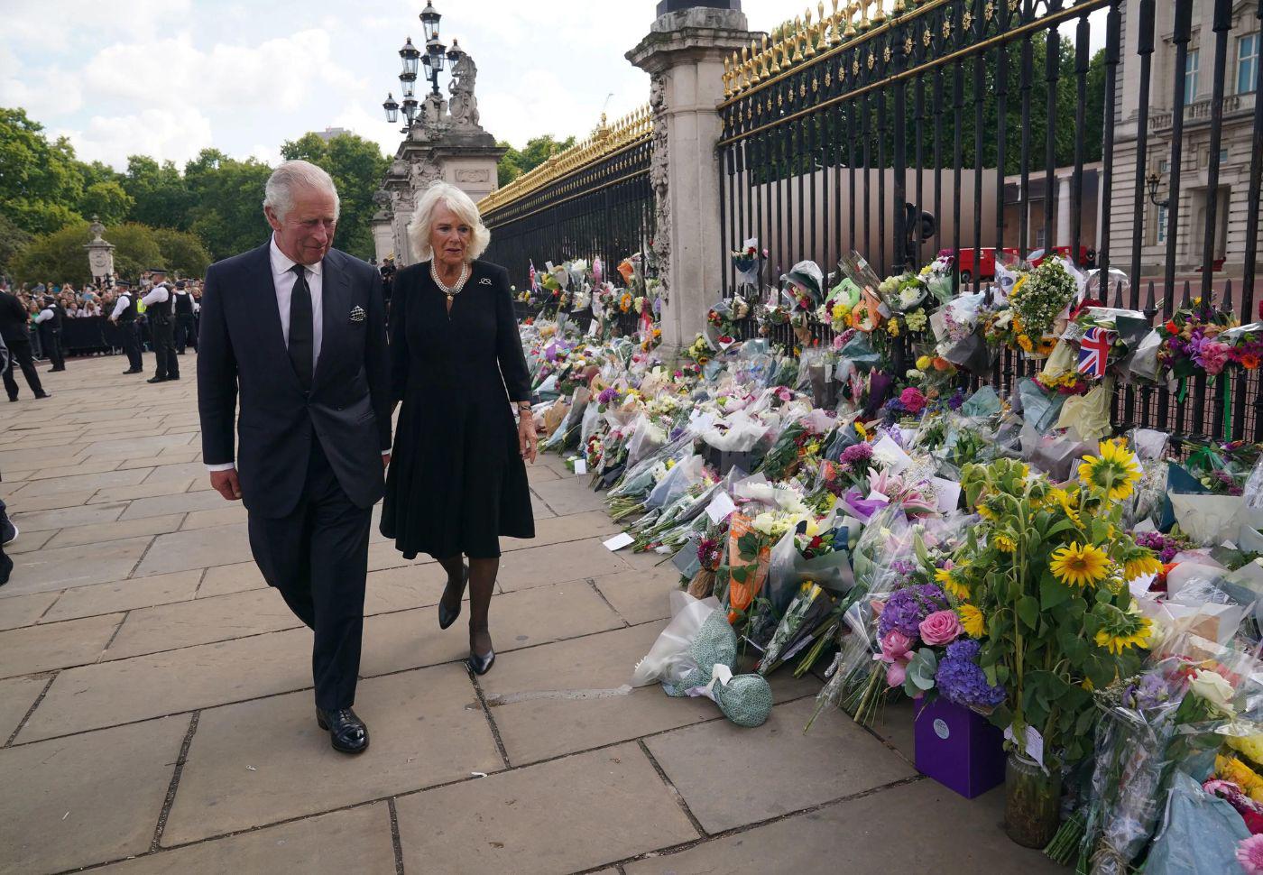 El rey Carlos III llega al Palacio de Buckingham y es ovacionado con un “¡Dios salve al rey!”