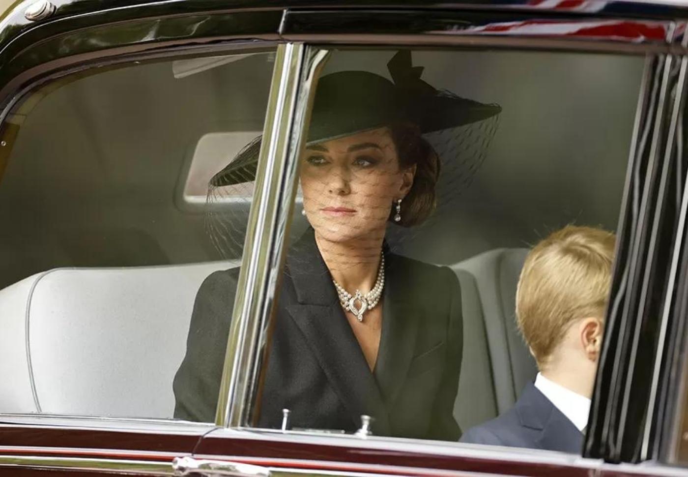 La familia real llega a la Abadía de Westminster para el servicio fúnebre de la reina Isabel II