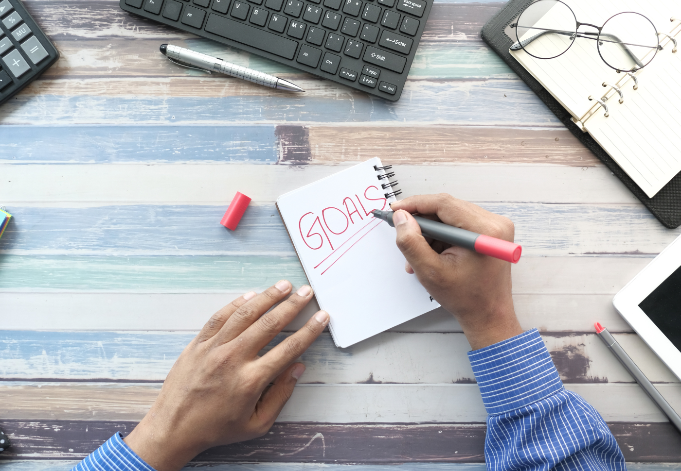 <b>Set some goals:</b><br />Una meta grande está compuesta de metas a corto plazo, así que no inicies con algo alocado; intenta establecerte metas pequeñas cada semana, como levantar cierto peso, caminar 10 minutos más o saludar a tu gym crush. Tener metas a corto plazo te dará ese empujoncito que necesitas para comenzar tu viaje y te mantendrán motivado.