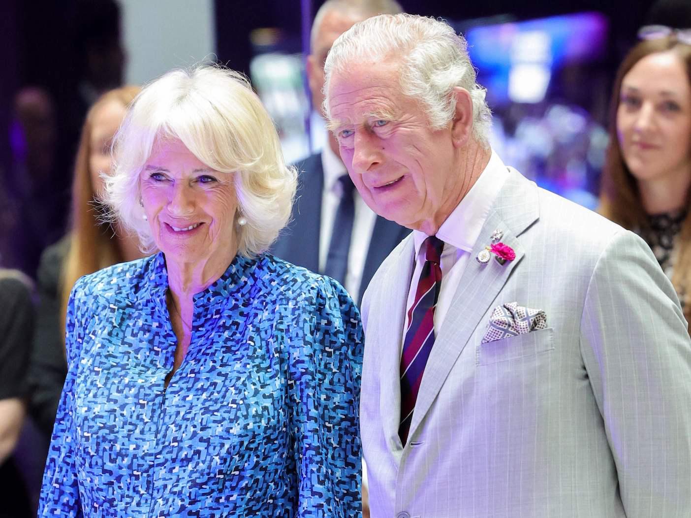Ellos se conocieron en 1971 y eventualmente iniciaron a salir, pero terminaron su relación en 1973. Muchos historiadores aseguran que, aunque la pareja hubiese querido casarse, no hubieran obtenido el permiso de la Reina. Por lo mismo, contrajeron matrimonio con otras personas: Camila con Andrew Parker Bowles y Carlos con la princesa Diana. No obstante, ambos habrían comenzado a tener un amorío en 1986, pues no habían dejado de amarse en ningún momento. Eventualmente se divorciaron de sus ex esposos y se casaron en 2005.