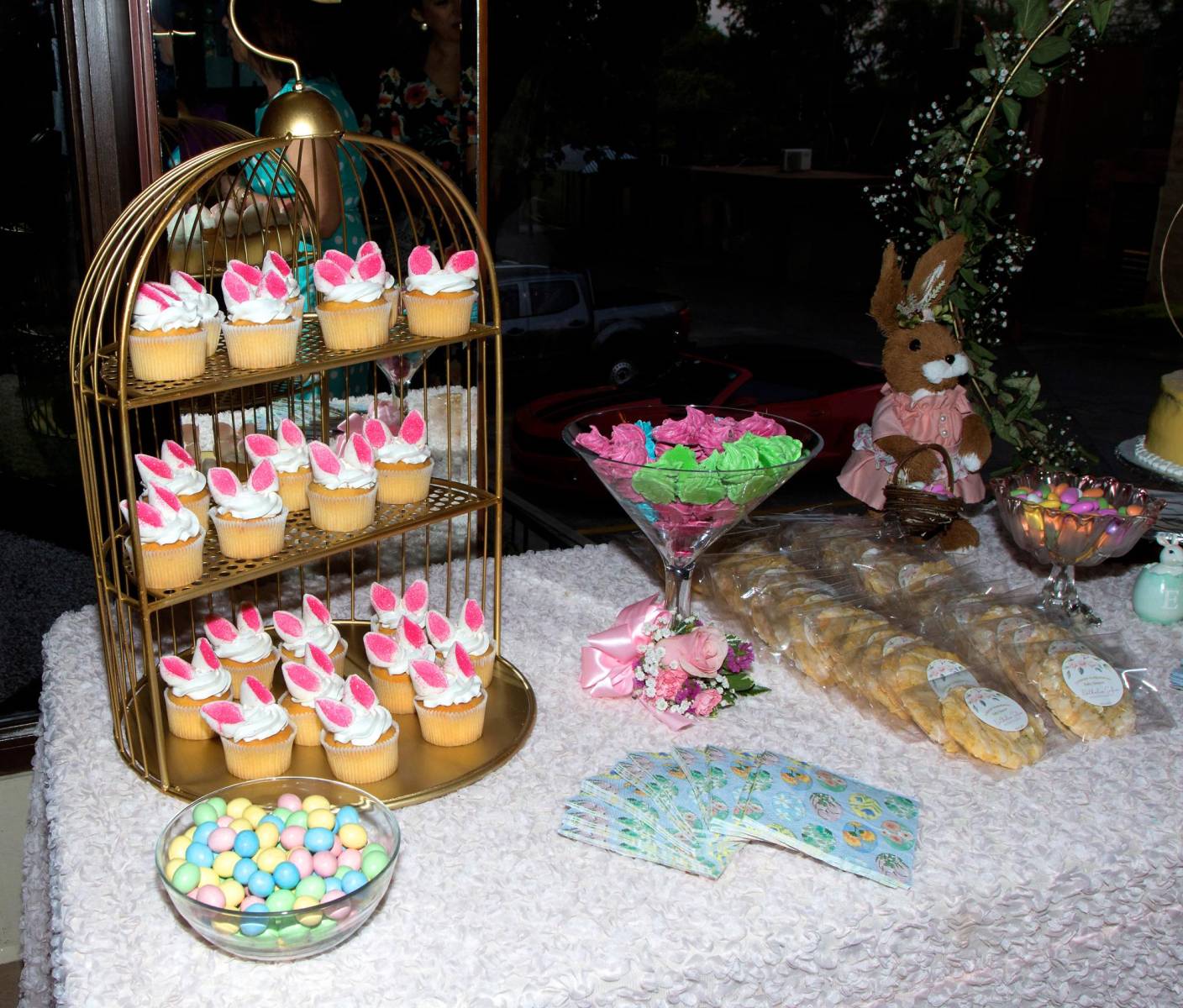 Estación de postres con figuras de conejo.