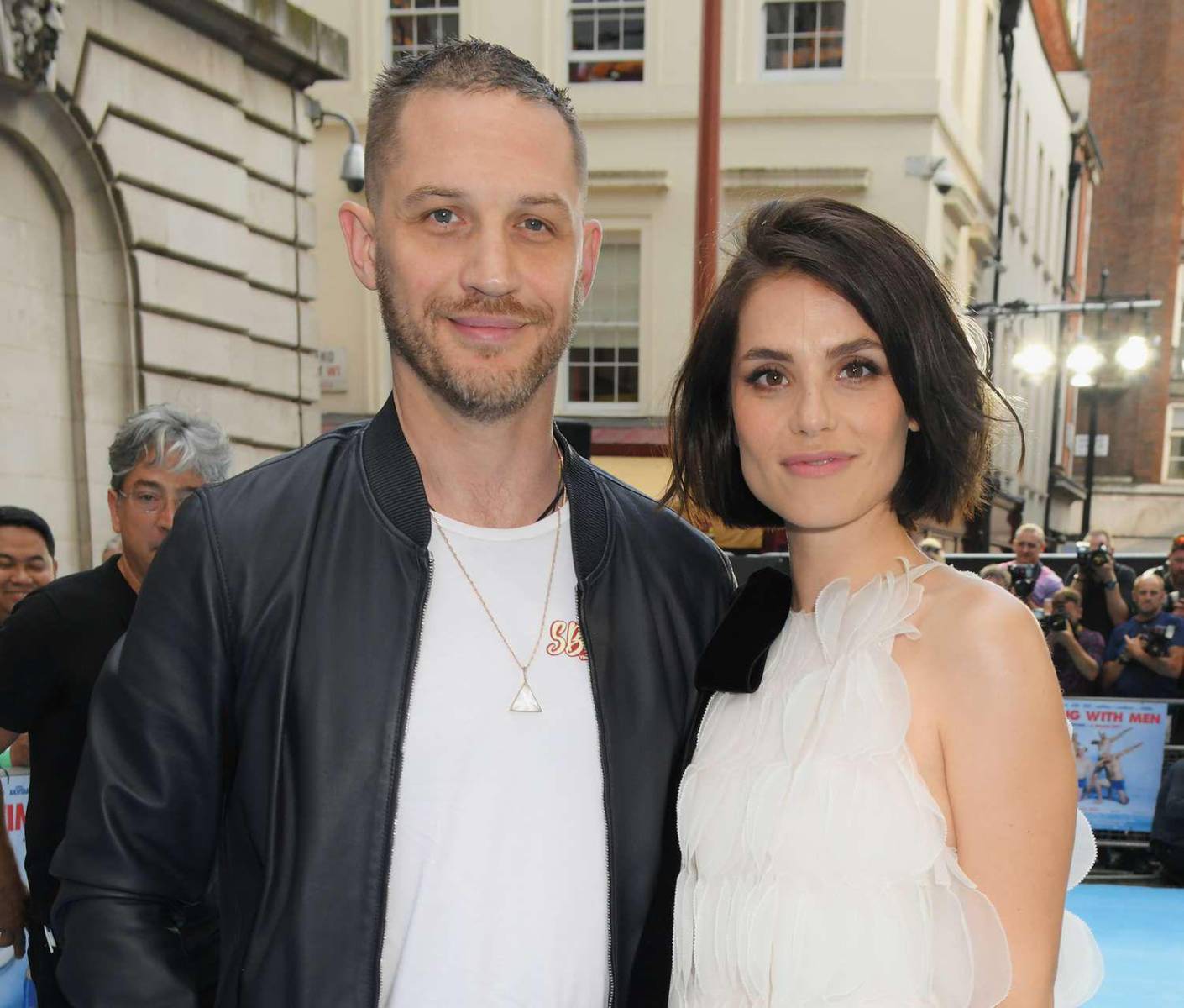 Tom Hardy y Charlotte Riley se conocieron en el set de la serie “Cumbres Borrascosas”, donde interpretaron a los amantes ficticios Cathy y Heathcliff. Un año después, Hardy le propuso matrimonio. Su boda fue en el castillo Château de Roussan al sur de Francia en 2014.