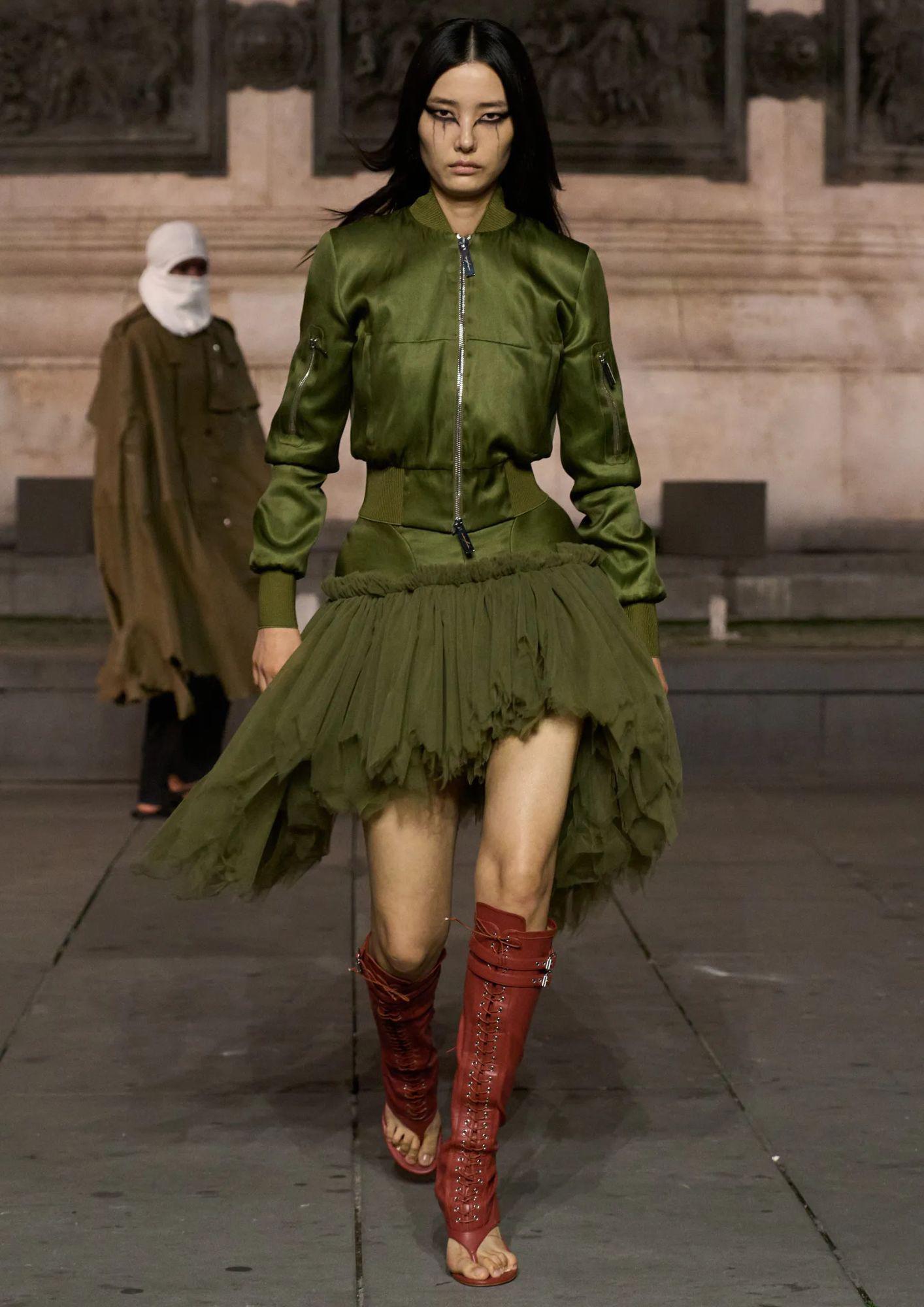 Estilo utilitario con transparencias en verde oliva, parte de The Ninety-Nine Percent.
