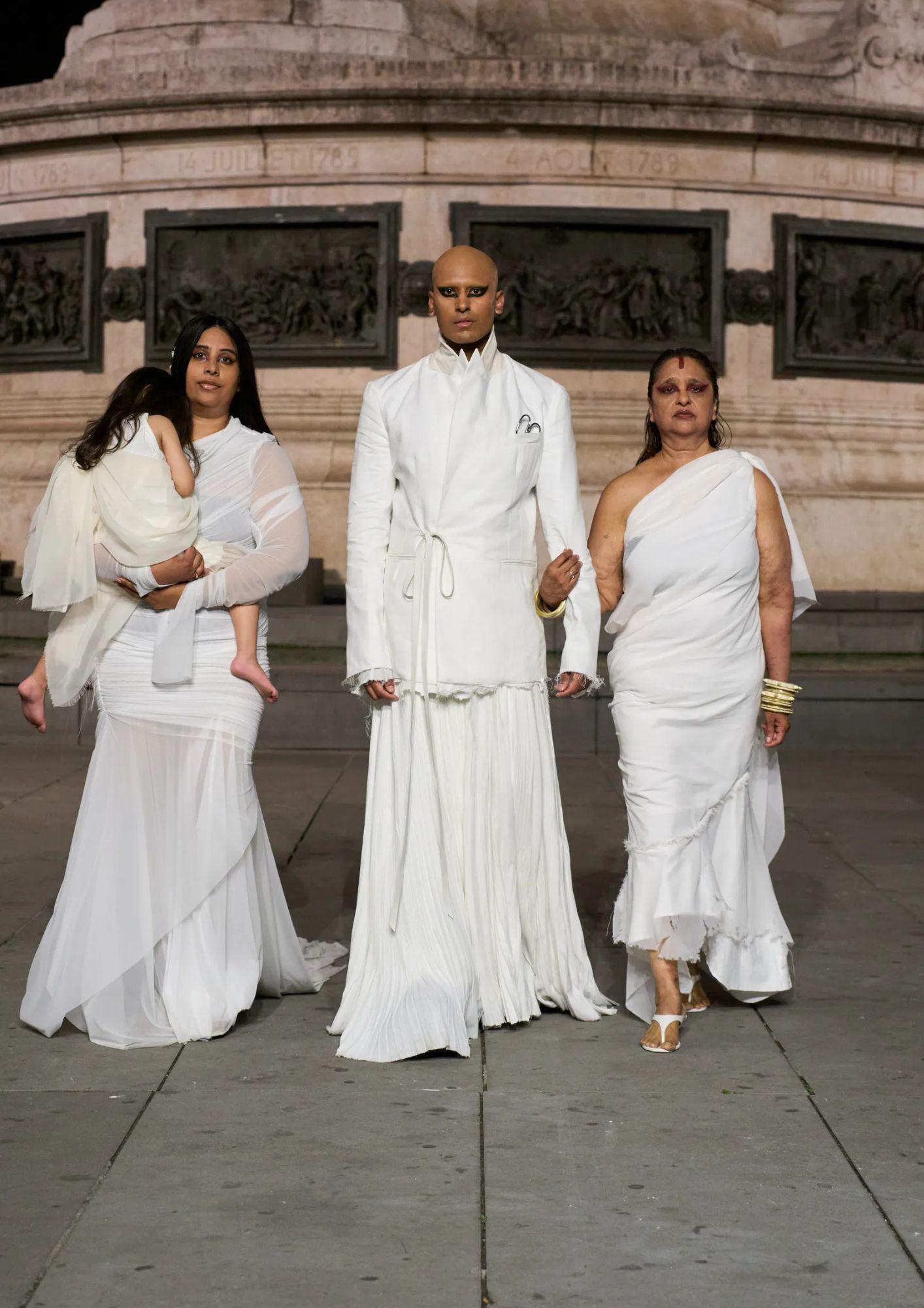 Aparición de Bhaskaran junto a su madre Grace, su hermana Shandeal y su sobrina Vihannna vestidos de blanco para The Ninety-Nine Percent.