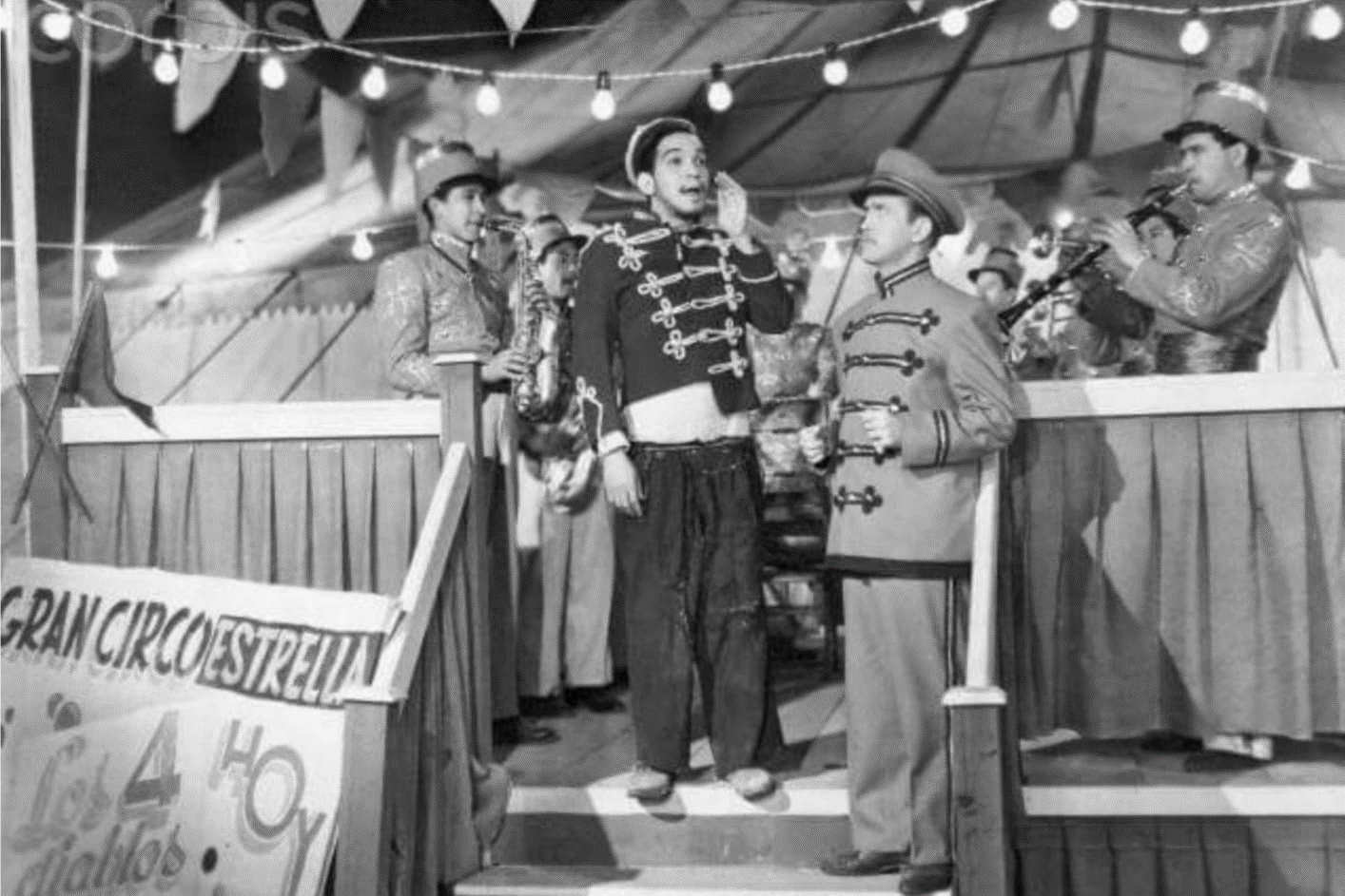 Su carrera inició a principio de los años 30, actuando en teatros ambulantes. Tuvo tanto éxito que en 1936 filmó su primera película llamada “No Te Engañes Corazón”.