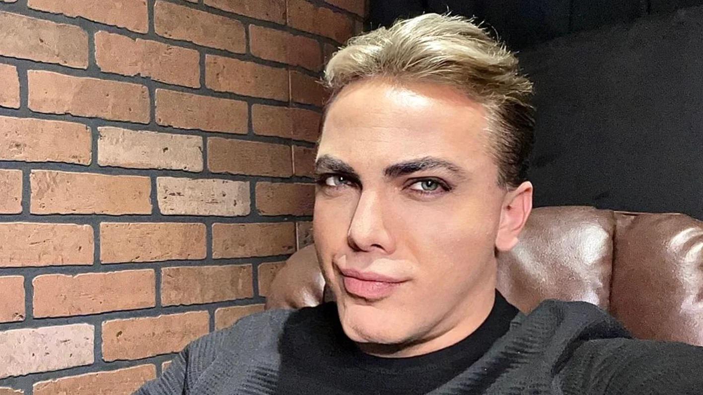 El cantante Cristian Castro armó revuele en las redes sociales. luego de subir una foto en la que su rostro luce sorprendetemente diferente. Según sus seguidores, el artista está irreconocible. 