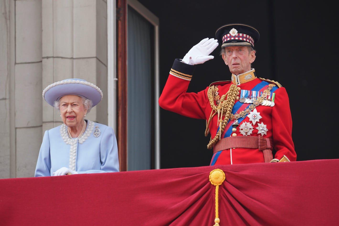 Después de la marcha militar, la reina Isabel salió al balcón del Palacio de Buckingham para saludar a los soldados. Junto a ella estaba el príncipe Edward, duque de Kent.