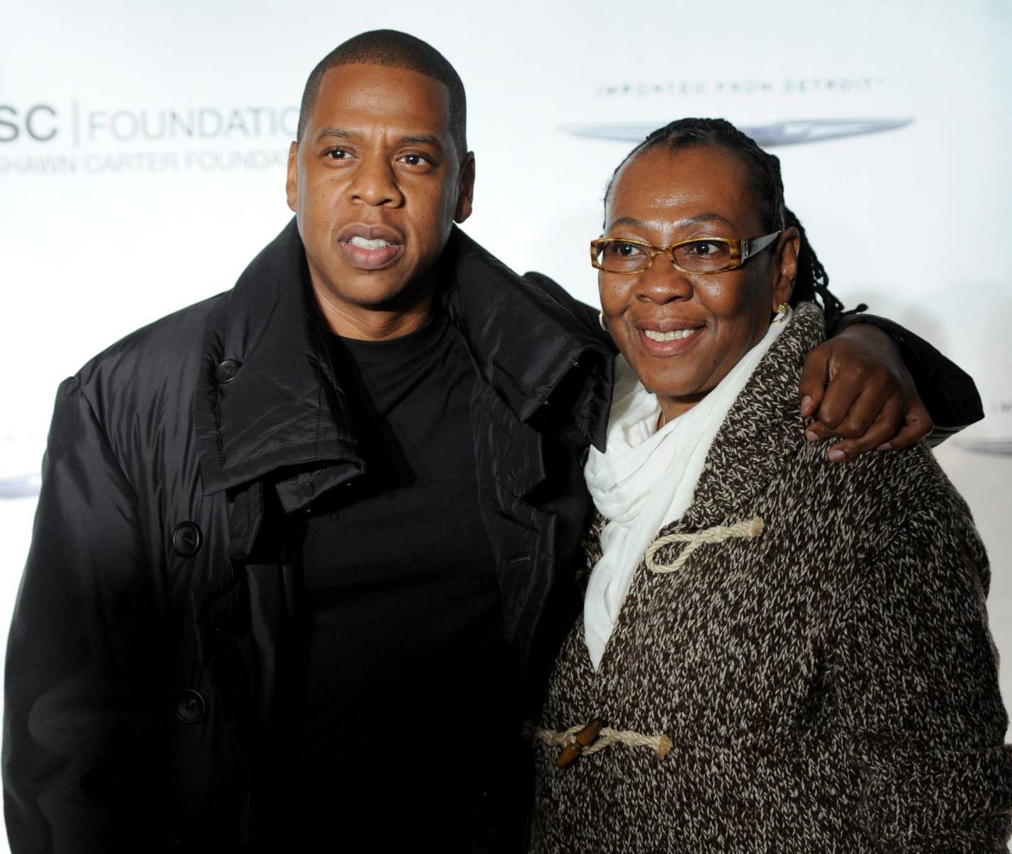<b>Jay Z</b>El cantante ayudó a su madre a salir del clóset con su disco 4:44, precisamente, en la canción Smile. “Mamá tuvo cuatro hijos, pero es lesbiana. Tuvo que fingir tanto tiempo que ella era ‘normal’, tenía que esconderse en el armario, así que estaba medicada”, menciona en una parte del tema musical.
