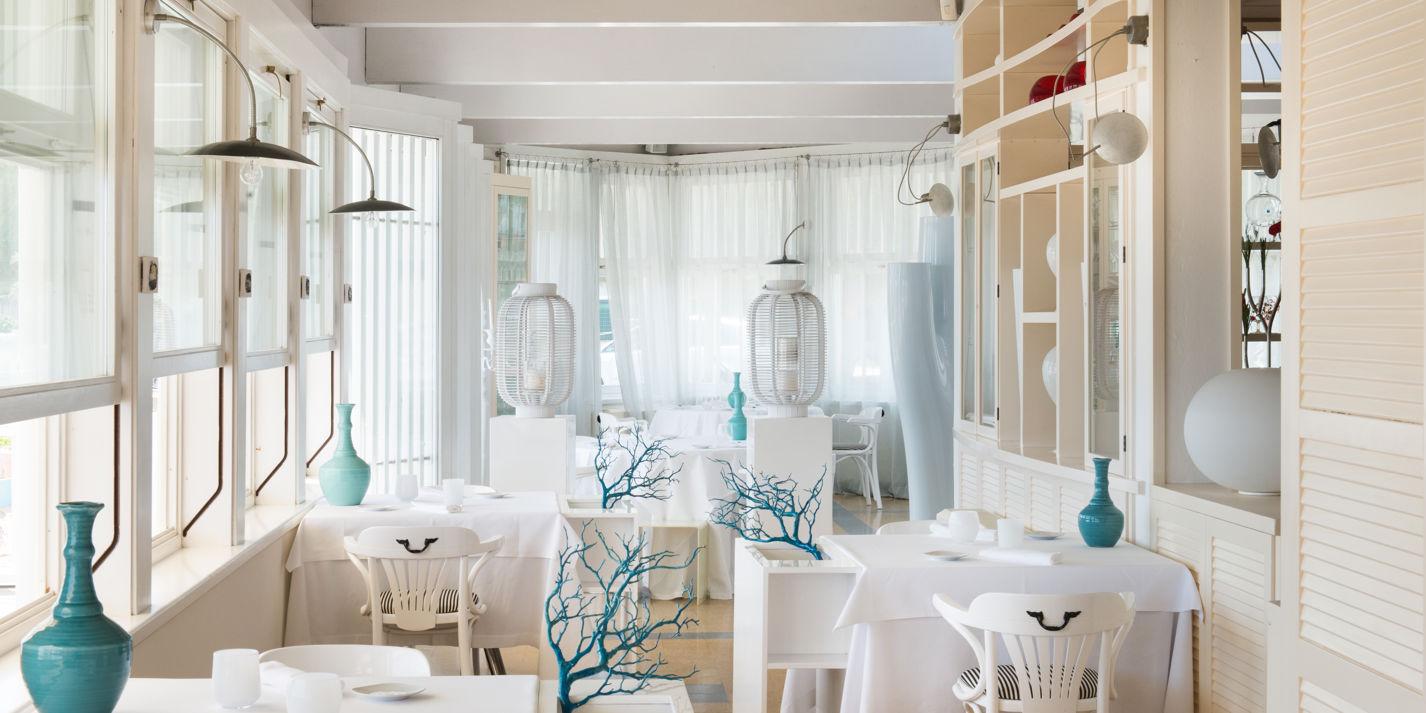 50. <a rel="nofollow" href="https://www.uliassi.com/homepage/">Uliassi</a> es un renombrado restaurante ubicado en Senigallia, una encantadora ciudad en la costa del Adriático en Italia. Propiedad del chef Mauro Uliassi y su hermana Catia, Uliassi es célebre por su enfoque innovador a la cocina italiana tradicional y de mariscos.