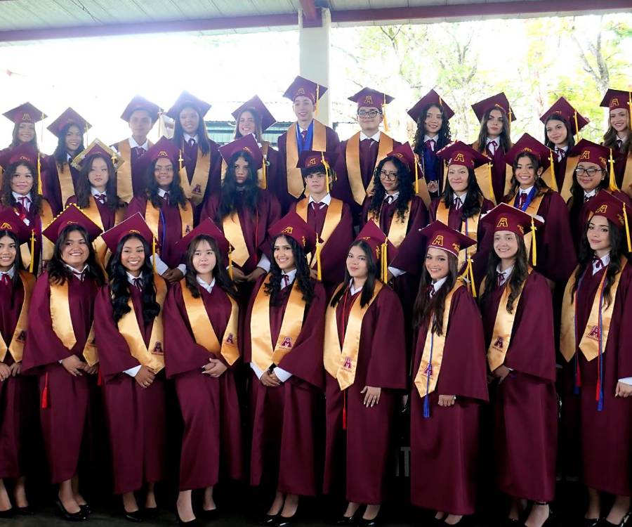 Con sonrisas, emoción y la satisfacción de una meta cumplida, los seniors de Mayan School celebraron su esperada graduación. Rodeados de sus familias, docentes y seres queridos, los graduandos vivieron una ceremonia especial en la que fueron reconocidos por su esfuerzo, dedicación y logros académicos, dando paso al inicio de nuevos desafíos y oportunidades en su camino hacia el futuro.