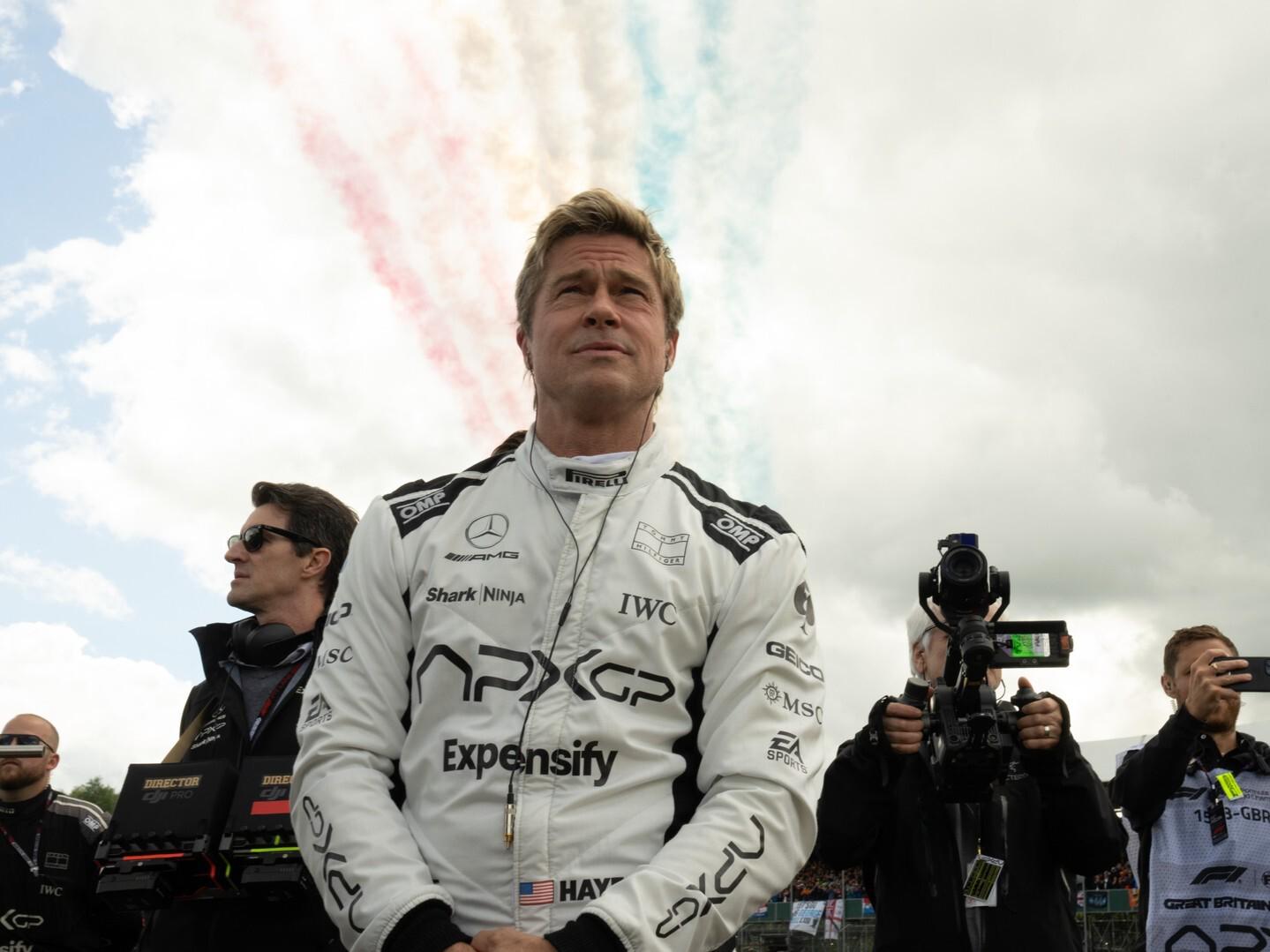 Brad Pitt, a sus 61 años, aprendió a conducir vehículos de la F1 con ayuda de Lewis Hamilton. 