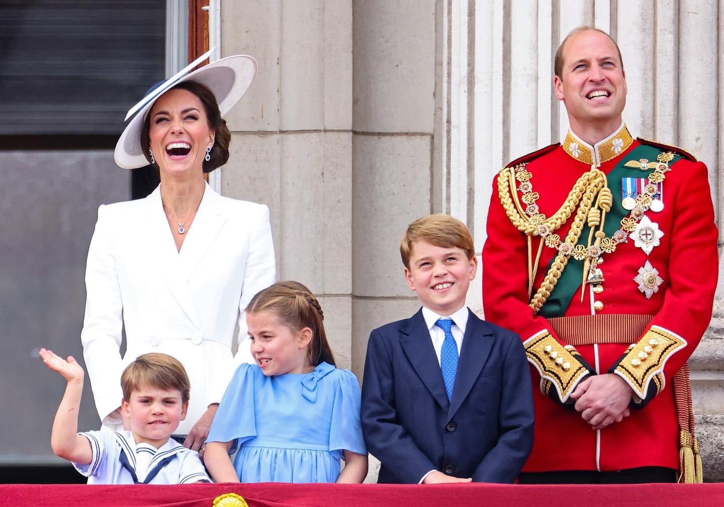 Los duques de Cambridge también posaron junto a la monarca.