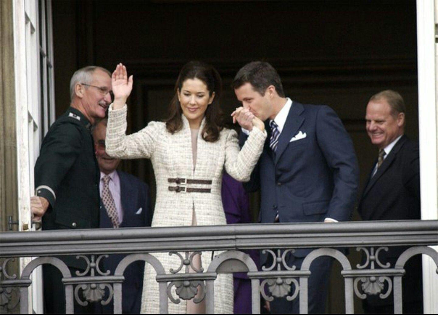 Según Vogue, la australiana recibió “lecciones de princesa” por parte de Lord Chamberlain Per Thornit y clases de danés antes de su boda. Además, tuvo que renunciar a su doble ciudadanía de Australia y Reino Unido para convertirse en ciudadana de Dinamarca.