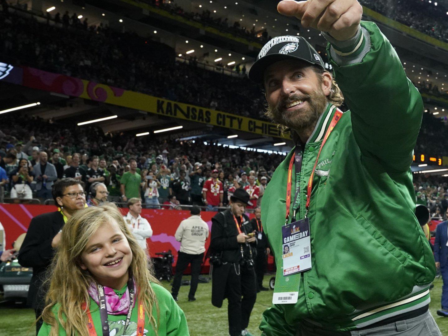 <b>Bradley Cooper</b>: El actor y director, quien también es fanático de los Philadelphia Eagles, asistió al partido junto a su hija Lea, mostrando su apoyo al equipo.