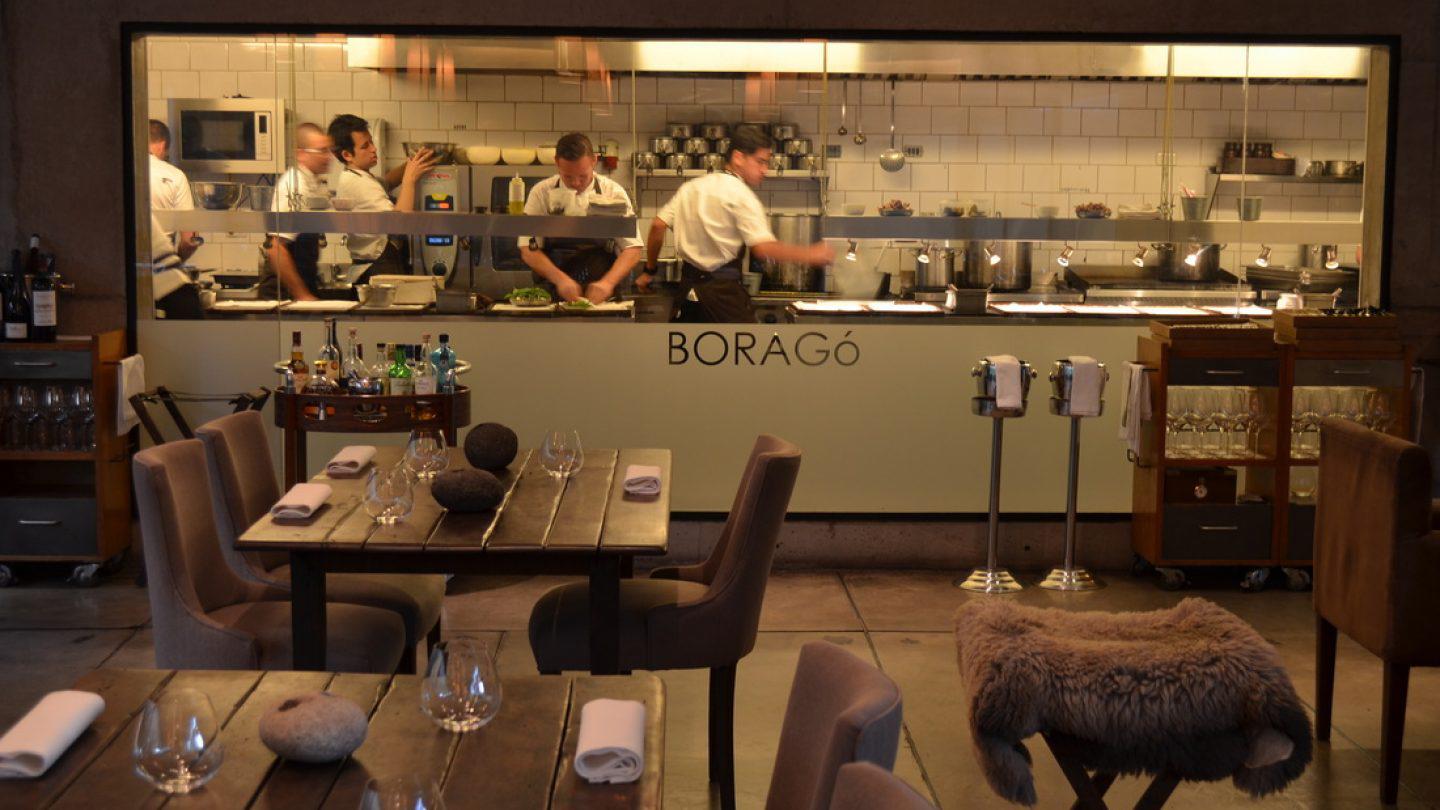 29. Boragó es un prestigioso restaurante ubicado en Santiago de Chile, Chile, liderado por el reconocido chef Rodolfo Guzmán. Se destaca por su enfoque en la cocina chilena contemporánea, utilizando ingredientes autóctonos y técnicas culinarias innovadoras. Boragó ha recibido elogios internacionales y ha sido reconocido como uno de los mejores restaurantes de América Latina.