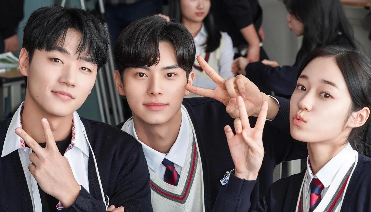 El guión es obra de Bae Hyun Jin y la dirección está a cargo de Choo Hye Mi, contando con la producción de Studio Dragon. Este estudio de cine y televisión ha sido responsable de exitosas series de Netflix como “Aterrizaje de emergencia en tu corazón”, “Vicenzo” y “Alquimia de almas”.
