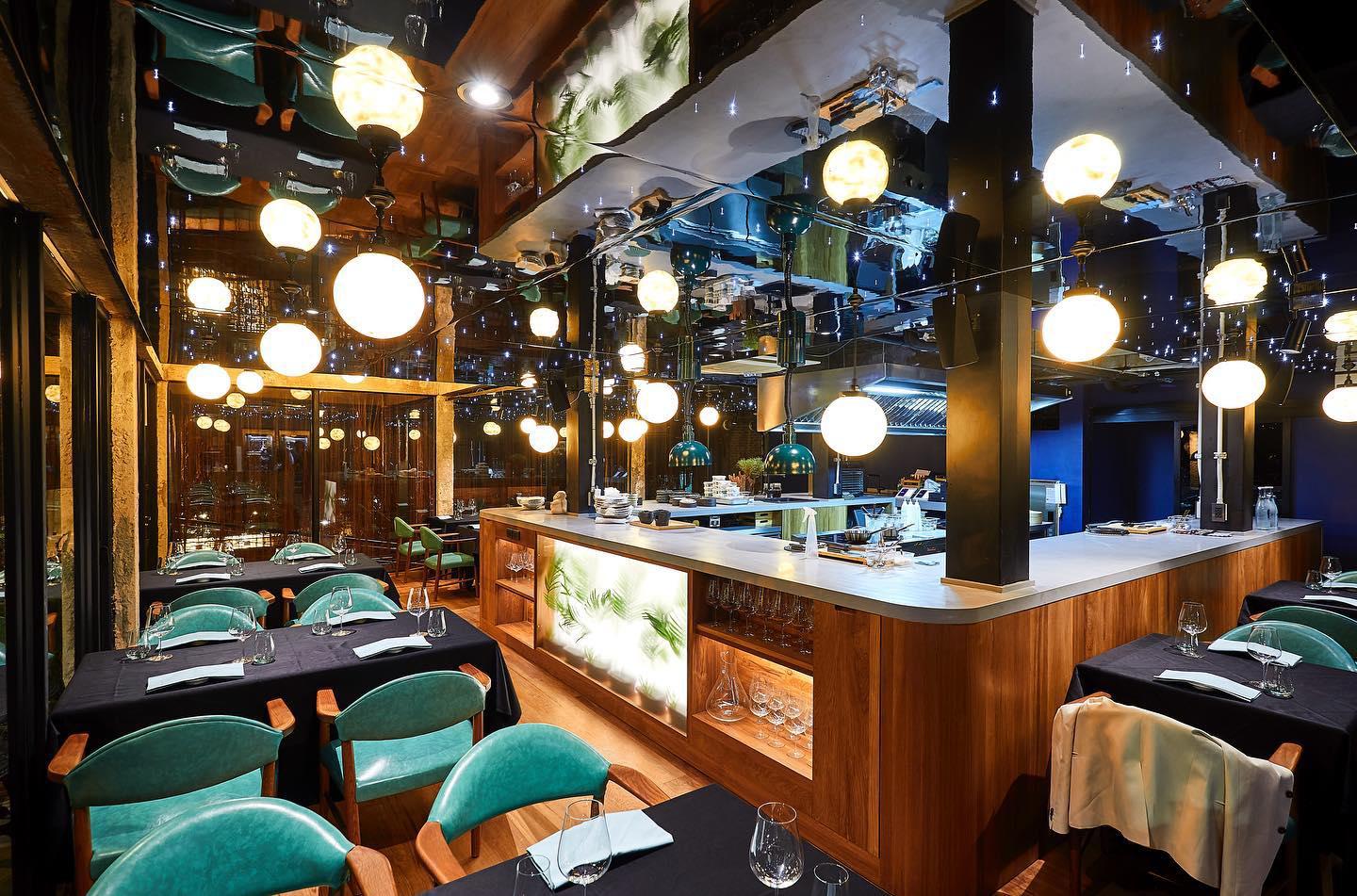 9. Gaggan es un restaurante ubicado en Bangkok, Tailandia, conocido por su cocina innovadora y creativa que fusiona la gastronomía india con técnicas culinarias modernas. Dirigido por el chef Gaggan Anand, el restaurante ha ganado reconocimiento internacional y ha sido clasificado consistentemente como uno de los mejores restaurantes de Asia y del mundo. Con un enfoque en platos sorprendentes y una experiencia gastronómica única, Gaggan ofrece a sus comensales una mezcla de sabores audaces y presentaciones artísticas que los llevan en un viaje culinario inolvidable. 