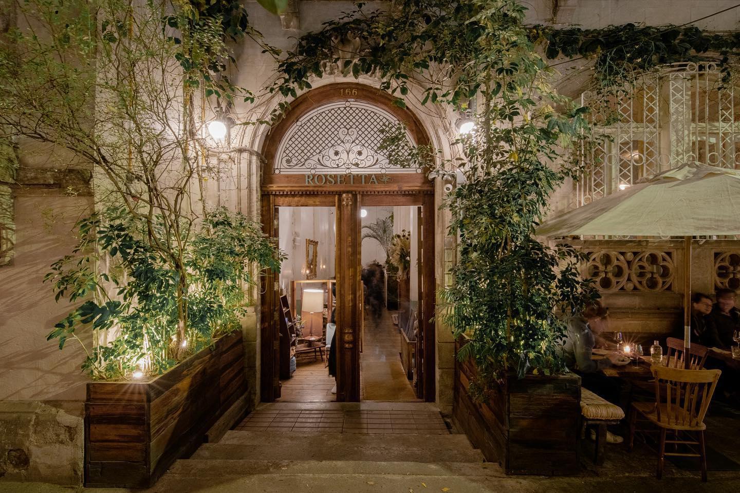 34. Rosetta es un renombrado restaurante ubicado en CDMX, México, conocido por su exquisita cocina italiana con influencias mexicanas. Fundado por la chef Elena Reygadas, Rosetta ha ganado reconocimiento tanto a nivel nacional como internacional por su enfoque en ingredientes frescos y de alta calidad, así como por su ambiente encantador y acogedor.