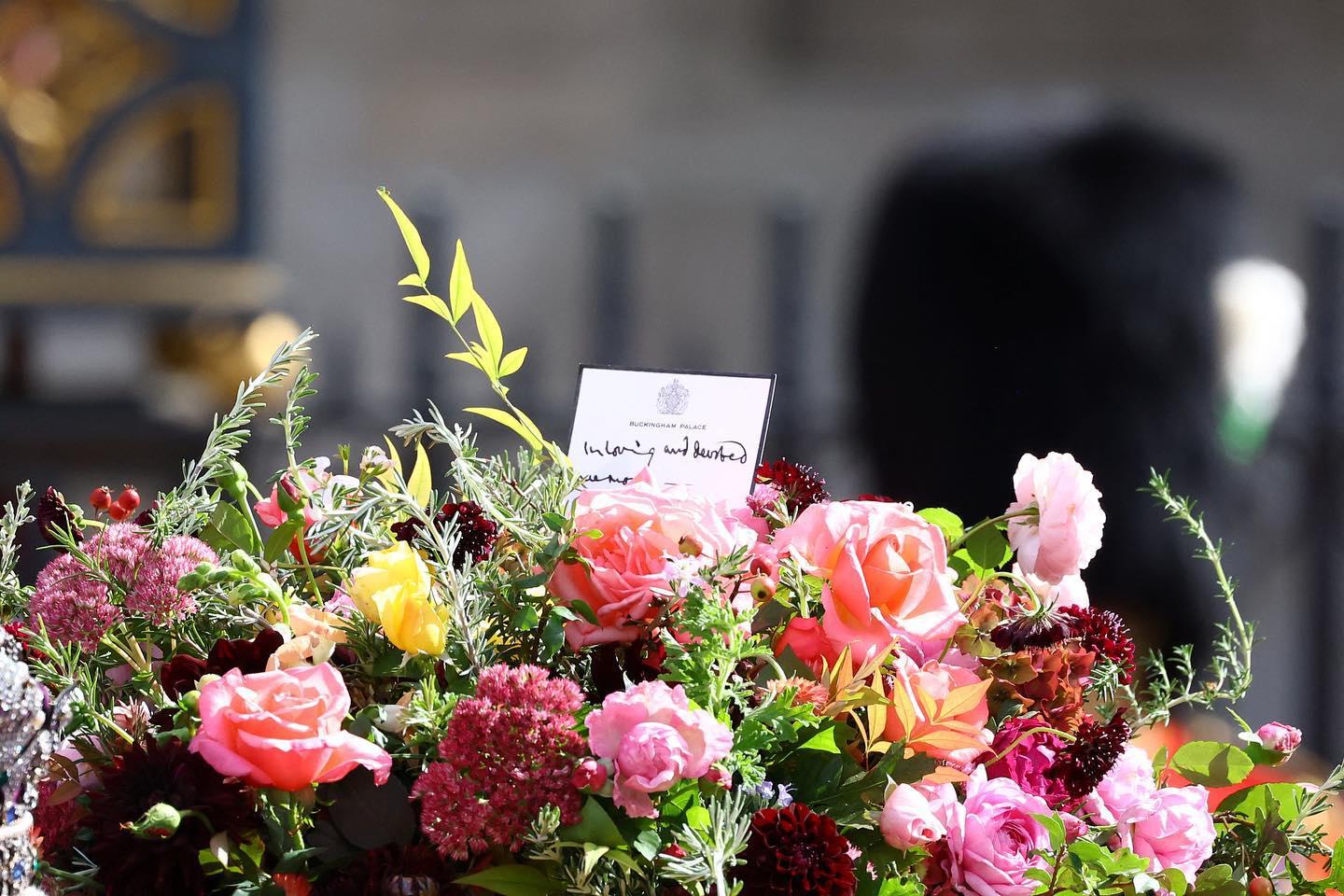 Sobre el ataúd de la reina Isabel había una nota escrita a mano que decía: “En memoria amorosa y devota. Carlos R”.