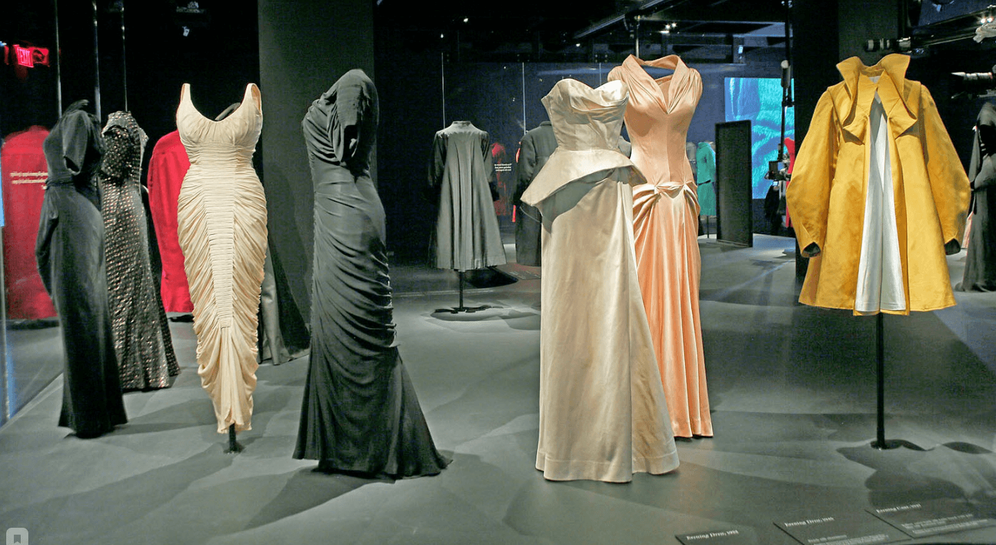 <b>Anna Wintour Costume Center.</b>Es una parte destacada del Museo Metropolitano de Arte (Met) en Nueva York, dedicada a la moda y albergando una colección única de prendas y accesorios que abarcan siglos de historia y diseño. Es un espacio dedicado a la exhibición y el estudio de la moda. Se ha convertido en un lugar de referencia ofreciendo exposiciones tanto permanentes como temporales que exploran diversos temas relacionados con la indumentaria y su significado cultural.