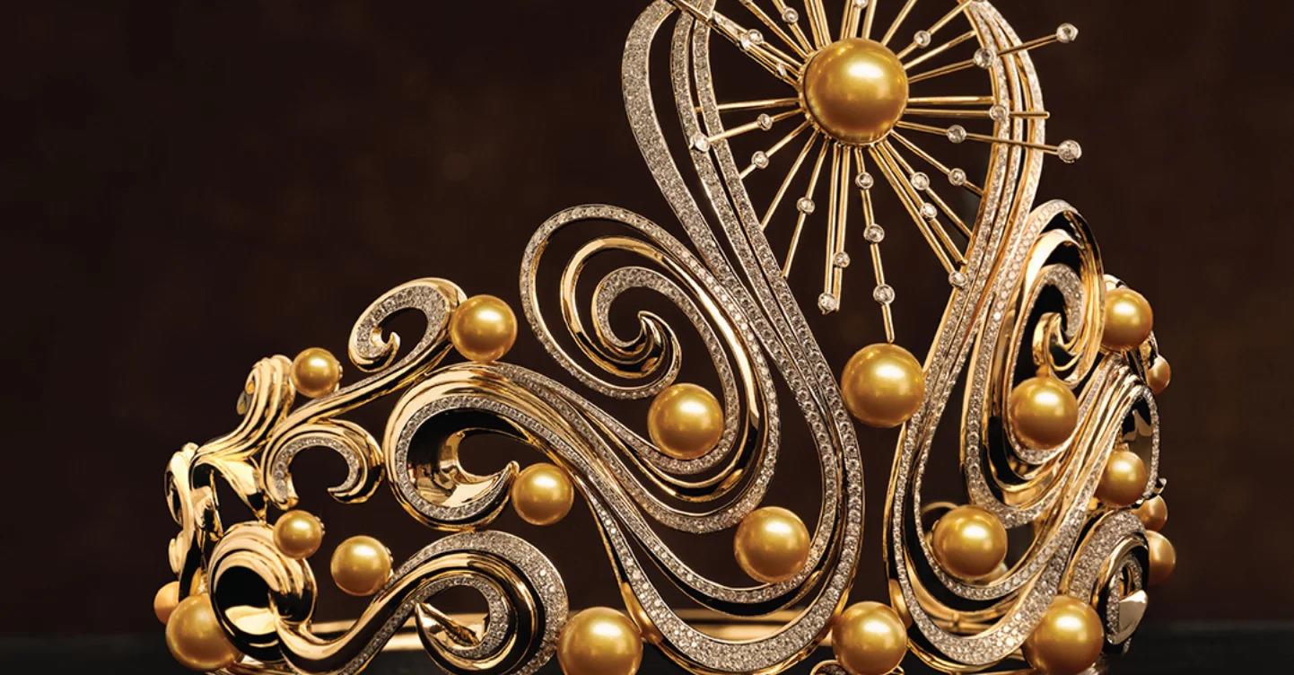 La corona está adornada con 23 perlas doradas. La Luz del Infinito incorpora rayos de diamantes y oro que evocan el sol, la espuma del mar y el aire sobre las olas, conectando la joya con los elementos naturales y el poder transformador de la belleza femenina.