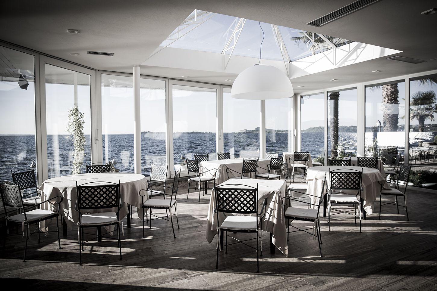 12. Lido 84 es un restaurante ubicado en Gardone Riviera, Italia, conocido por su enfoque en la cocina italiana contemporánea y su ubicación pintoresca a orillas del lago de Garda. Dirigido por el chef Riccardo Camanini, el restaurante ofrece platos creativos que resaltan los ingredientes locales y de temporada, con un énfasis en la frescura y la simplicidad. Lido 84 ha recibido elogios de críticos gastronómicos y ha sido reconocido con estrellas Michelin por su excelencia culinaria y su ambiente encantador.
