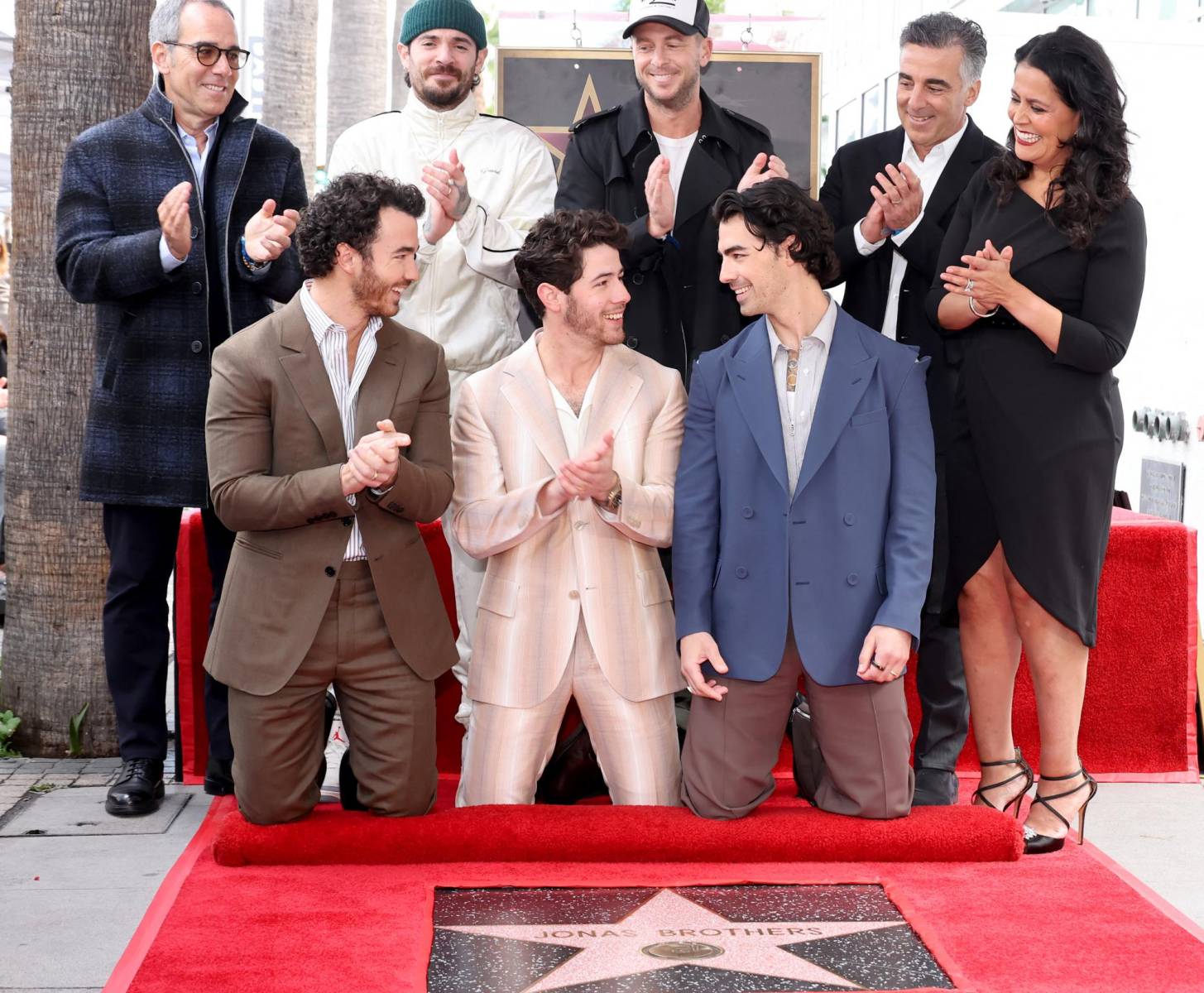 Kevin, Nick y Joe Jonas develando su estrella en el Paseo de la Fama, creado en 1958 para representar el glamour característico de Hollywood.